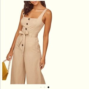 Super cute jumpsuit by ASTR the Brand. NWT. Women’s size Large.
